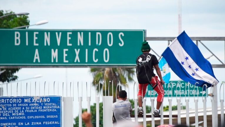 Migrantes hondureños gritan fuera Xiomara