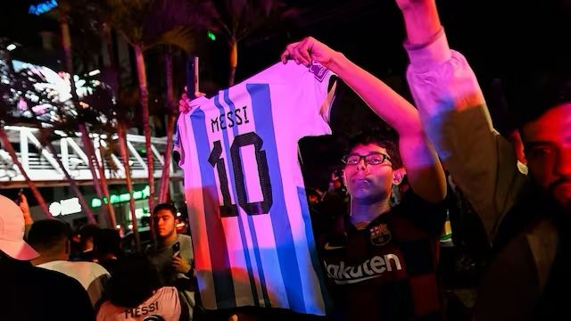 LIONEL MESSI DESATÓ UNA LOCURA EN EL SALVADOR