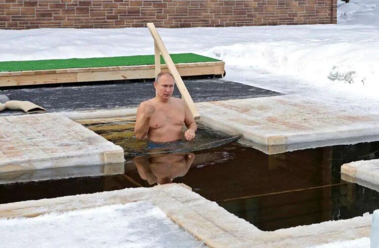 PUTIN SE ZAMBULLE EN AGUA HELADA EN LA EPIFANÍA ORTODOXA