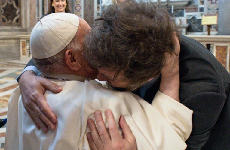 CON EMOCIÓN MILEI ABRAZA AL PAPA FRANCISO