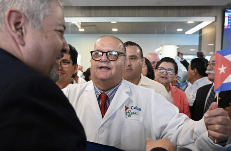 $2 MIL MENSUALES SE ECHARÁN MÉDICOS CUBANOS