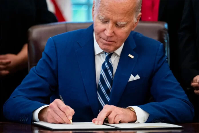 BIDEN FIRMA LA LEY QUE EVITA UN CIERRE DE GOBIERNO