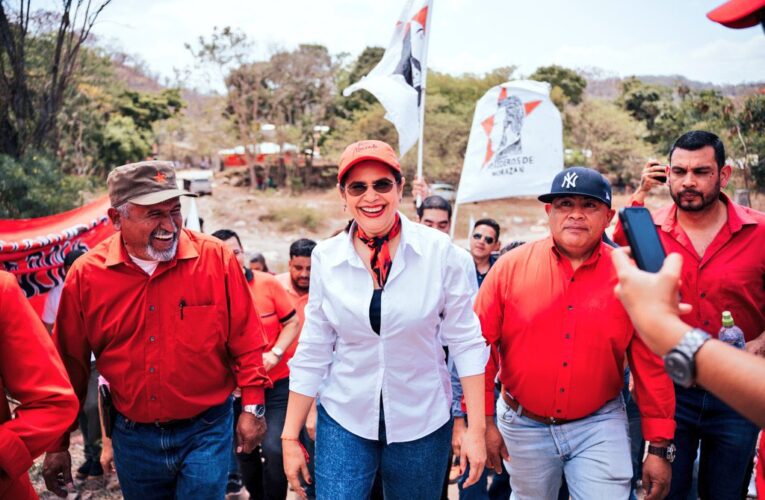 LA RIXINETA SE BAJA EL CALZÓN