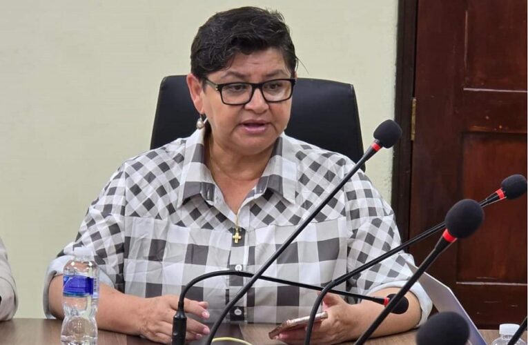 MINISTRA DE SALUD SIRVE DE RISIÓN