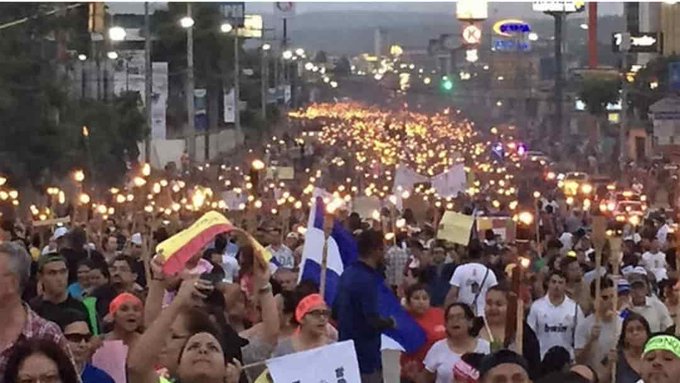 ANTORCHAS EN MANO, SAMPEDRANOS GRITAN “FUERA EL FAMILIÓN”