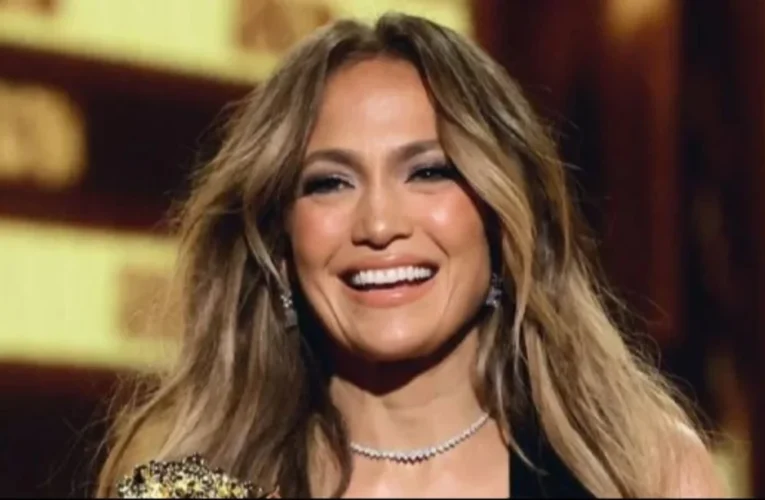 JLO REAPARECE FELIZ TRAS SOLICITARLE EL DIVORCIO A BEN AFFLECK