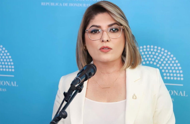 ANGÉLICA SMITH, SECRETARIA DEL CONGRESO; ADIÓS CARLÓN