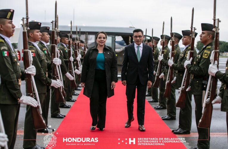 XIOMARA CASTRO DISFRUTA ALFOMBRA ROJA EN MÉXICO