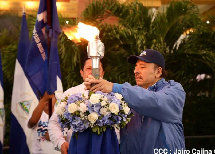 ORTEGA RECIBE ANTORCHA DE LA PAZ