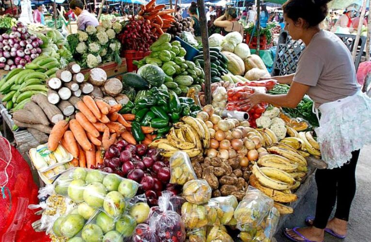 HONDUREÑOS ESTIRANDO LEMPIRAS PARA COMER