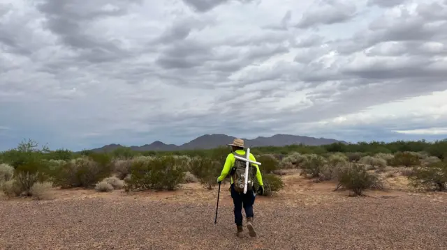 DOCUMENTAL RETRATA BÚSQUEDA DE MIGRANTES PERDIDOS EN DESIERTO