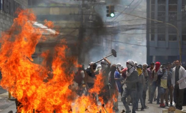 EMBAJADA GRINGA, ALERTA POR BOCHINCHE