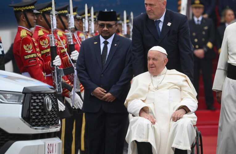 EL PAPA LLEGA A INDONESIA