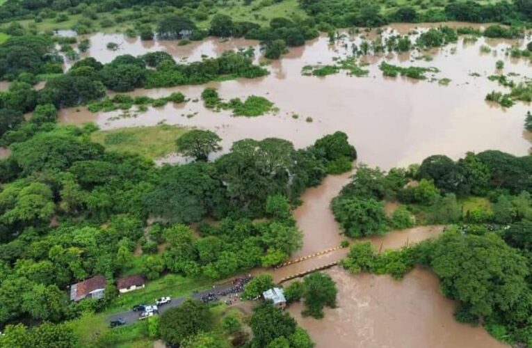 CON EL AGUA AL CUELLO EN CHOLUTECA