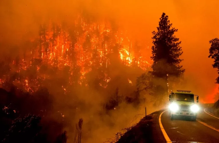 INCENDIO AVANZA SIN CONTROL EN CALIFORNIA